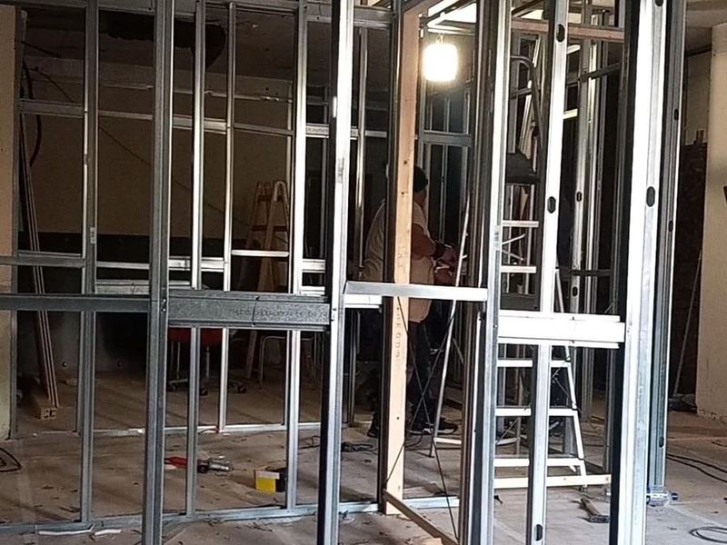 Perfilería metálica montada para levantar tabiques y trasdosados de pladur en una reforma